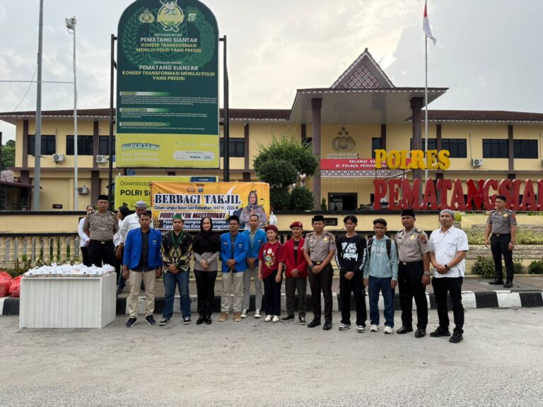 Polres Pematangsiantar bersama elemen mahasiswa nasional Cipayung Plus Kota Pematangsiantar menggelar kegiatan pembagian takjil kepada masyarakat di bulan Ramadhan.